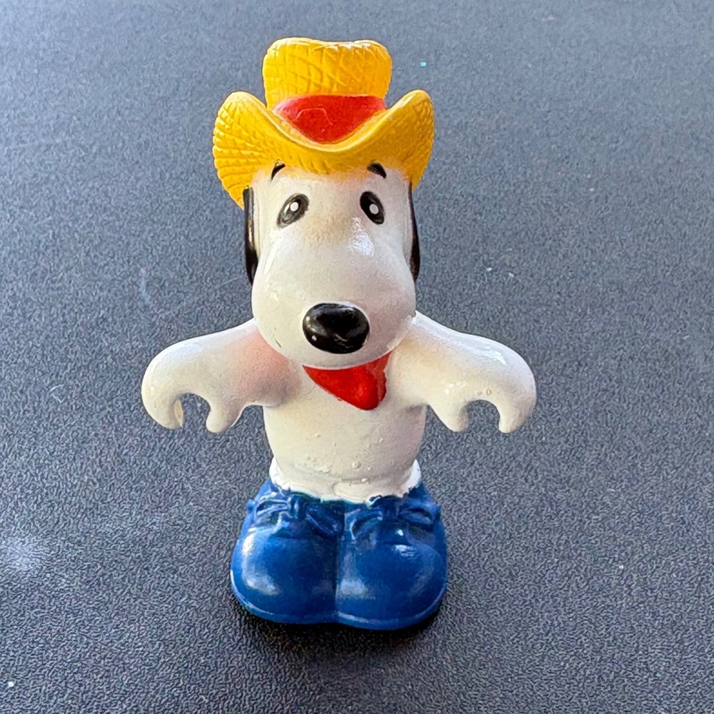 Vintage Snoopy Cowboy Figurine Peanuts Western Straw Hat Miniature Collectible‎